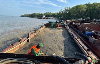 Bản tin Chống buôn lậu 8/10: Phát hiện tàu vận chuyển cát trái phép; tạm giữ sản phẩm động vật bẩn