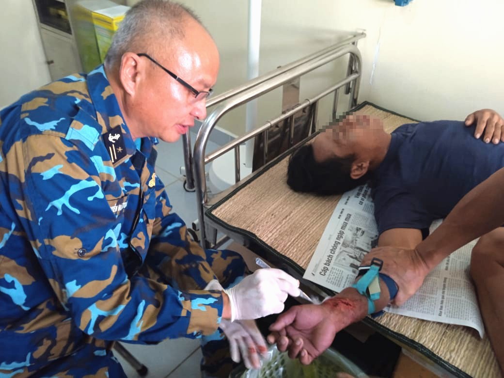 Tổ quân y nhà giàn DK1/7 cấp cứu ngư dân. Ảnh: Tổ quân y nhà giàn DK1/7 cấp cứu ngư dân. Ảnh: