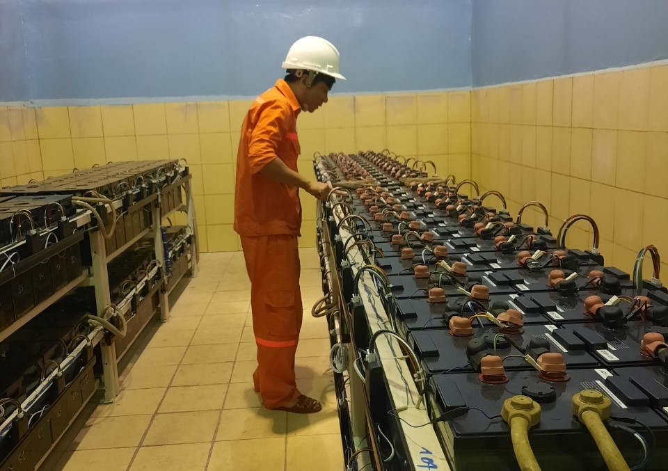 Hệ thống 208 bình ắc quy của Nhà máy Thủy điện Sông Bung 4 Hệ thống 208 bình ắc quy của Nhà máy Thủy điện Sông Bung 4