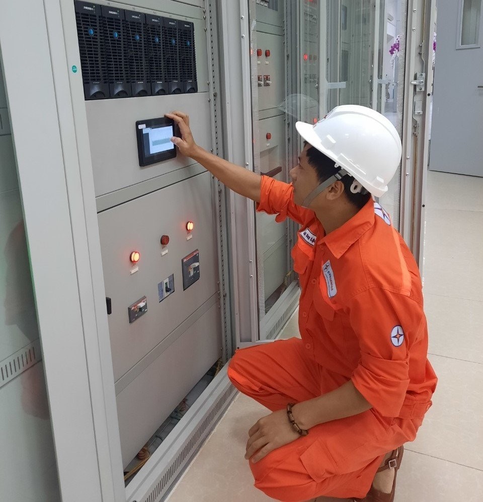 Nhân viên vận hành đang kiểm tra tình trạng ắc quy thông qua giao diện điều khiển của hệ thống giám sát Power Shield 8. Nhân viên vận hành đang kiểm tra tình trạng ắc quy thông qua giao diện điều khiển của hệ thống giám sát Power Shield 8.