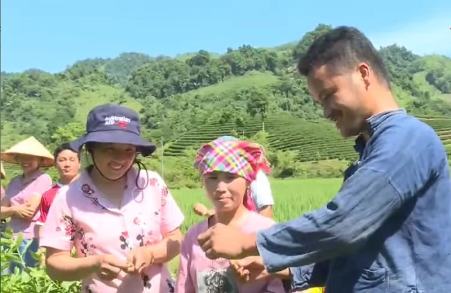 Anh Cư Seo Mười (áo tím than) đang hướng dẫn bà con kỹ thuật chăm sóc chè Anh Cư Seo Mười (áo tím than) đang hướng dẫn bà con kỹ thuật chăm sóc chè