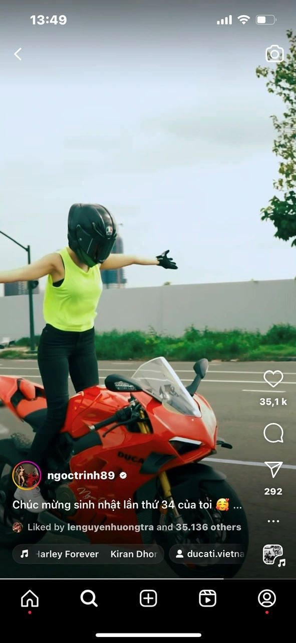 Ngọc Trinh "làm xiếc" khi lái xe: Coi thường pháp luật, mạng sống hay "vớt vát hào quang"? Ngọc Trinh "làm xiếc" khi lái xe: Coi thường pháp luật, mạng sống hay "vớt vát hào quang"?