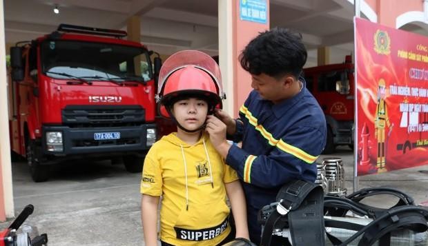 Thái Bình: 500 người dân được trải nghiệm, thực hành kỹ năng chữa cháy và cứu nạn cứu hộ Thái Bình: 500 người dân được trải nghiệm, thực hành kỹ năng chữa cháy và cứu nạn cứu hộ