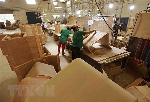 Sản xuất gỗ ván ép cong xuất khẩu tại tỉnh Bình Dương. (Ảnh: Vũ Sinh/TTXVN) Sản xuất gỗ ván ép cong xuất khẩu tại tỉnh Bình Dương. (Ảnh: Vũ Sinh/TTXVN)