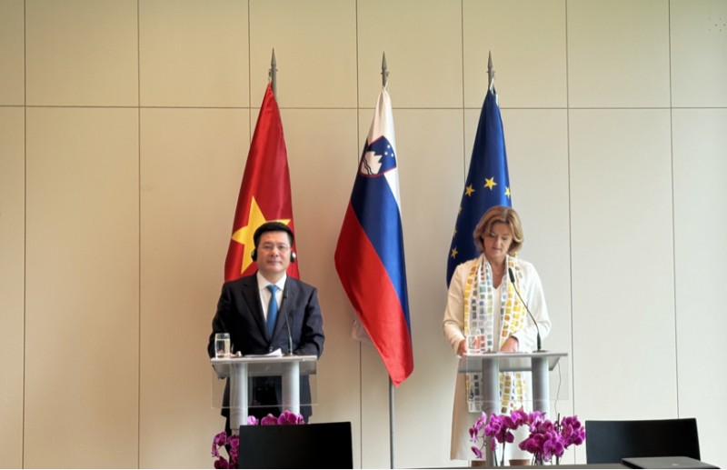 Trao đổi với báo chí sở tại sau cuộc họp UBLCP Trao đổi với báo chí sở tại sau cuộc họp UBLCP