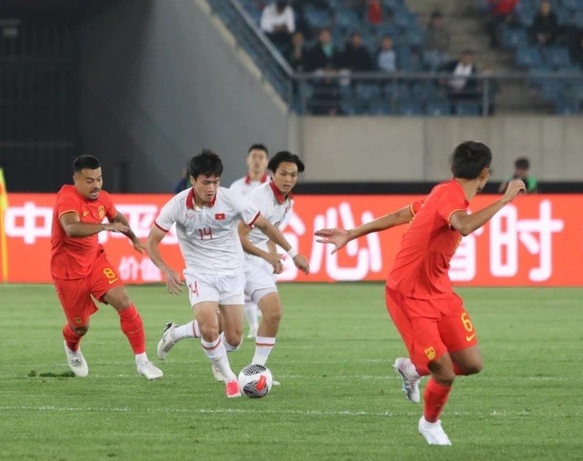 Kết quả giao hữu bóng đá nam Việt Nam 0 – 2 Trung Quốc: Tiến Linh nhận thẻ đỏ sau 9 phút trên sân Kết quả giao hữu bóng đá nam Việt Nam 0 – 2 Trung Quốc: Tiến Linh nhận thẻ đỏ sau 9 phút trên sân