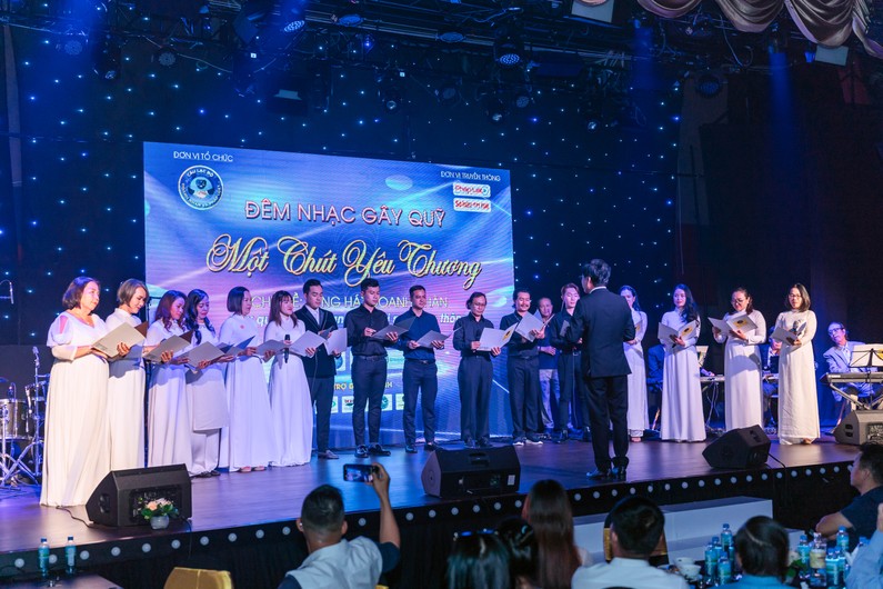 Ca kh&uacute;c mở m&agrave;n: &ldquo;H&atilde;y y&ecirc;u nhau đi&rdquo; do d&agrave;n hợp xướng Pray &amp;amp;amp;amp; Sing tr&igrave;nh b&agrave;y ảnh 1