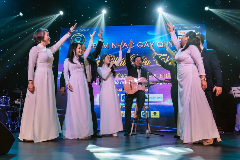 Ban tổ chức c&ugrave;ng nhau thực hiện ca kh&uacute;c: &ldquo;Một ch&uacute;t y&ecirc;u thương&rdquo; ảnh 2