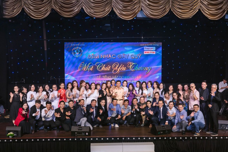 Ban tổ chức chụp h&igrave;nh lưu niệm c&ugrave;ng ca sĩ v&agrave; kh&aacute;n giả ảnh 9