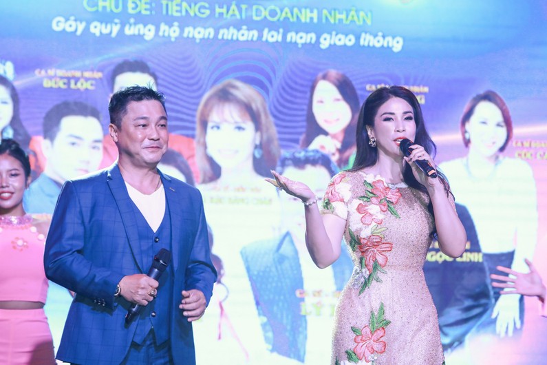 Ca sĩ diễn vi&ecirc;n L&yacute; H&ugrave;ng v&agrave; L&yacute; Hương c&ugrave;ng h&ograve;a ca. ảnh 5