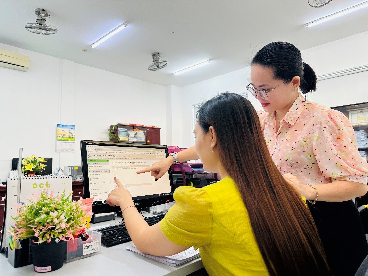 Nữ CBCNV AKKN ứng dụng học tập các chuyên đề trên phần mềm Elearning Nữ CBCNV AKKN ứng dụng học tập các chuyên đề trên phần mềm Elearning