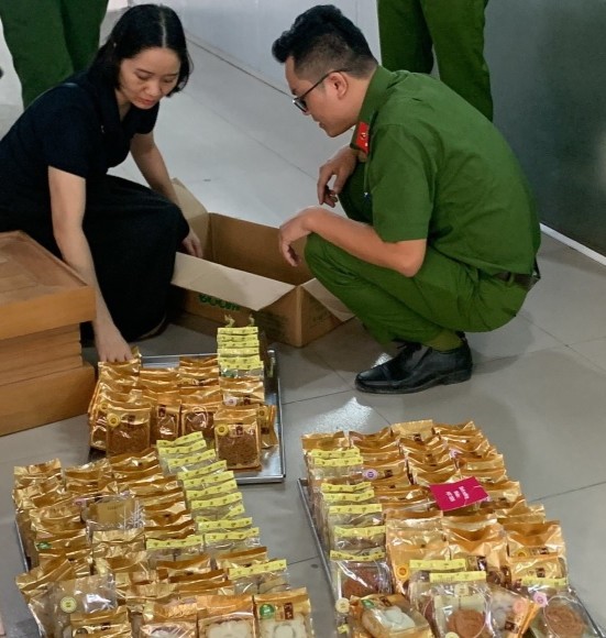 undefined Thực hiện kiểm đếm số hàng hóa vi phạm. Ảnh: Công an Hải Dương