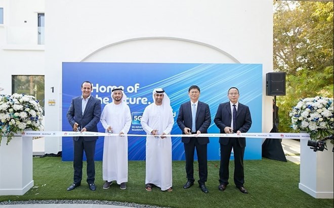 Đại diện của Huawei và nhà mạng du cắt băng khánh thành Biệt thự 5.5G đầu tiên trên thế giới. Ảnh: Khánh Linh Đại diện của Huawei và nhà mạng du cắt băng khánh thành Biệt thự 5.5G đầu tiên trên thế giới. Ảnh: Khánh Linh