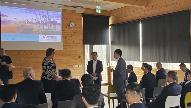 Đoàn Bộ Công Thương làm việc và khảo sát cảng Koper