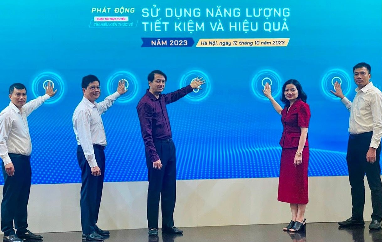 Các đại biểu nhấn nút phát động cuộc thi. Các đại biểu nhấn nút phát động cuộc thi.