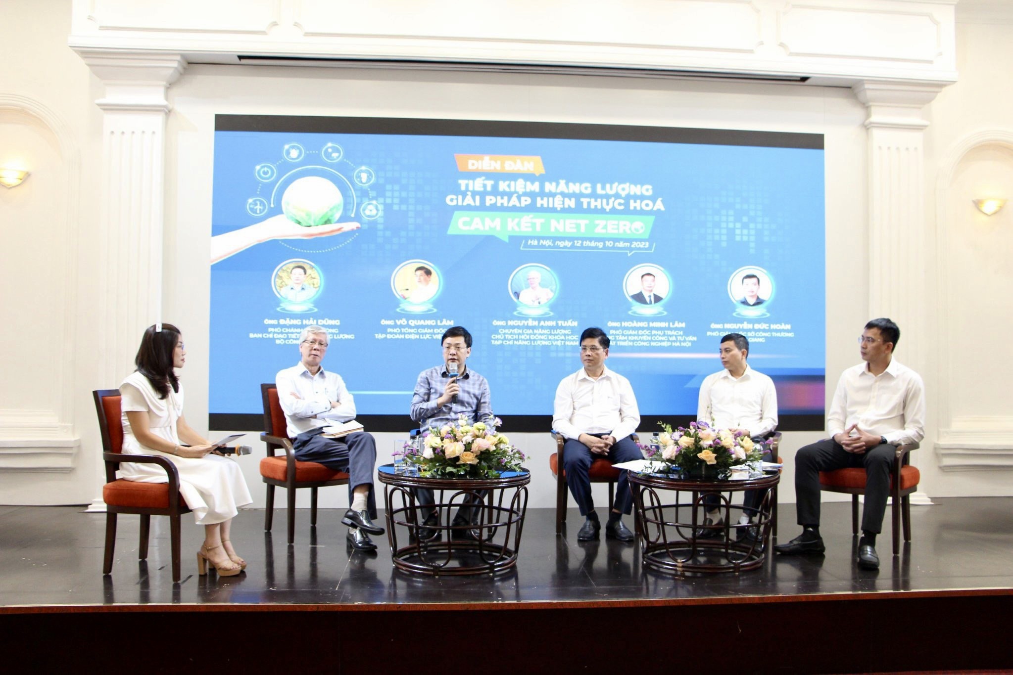 Vì thế, việc các doanh nghiệp sản xuất tăng cường triển khai các giải pháp tiết kiệm năng lượng không chỉ giúp doanh nghiệp tiết kiệm chi phí đầu tư, giảm chi phí vận hành mà còn góp phần quan trọng giúp giảm áp lực cung cấp điện cho hệ thống, qua đó nâng cao hiệu quả của nền kinh tế. Đặc biệt, trong bối cảnh nguồn nhiên liệu, năng lượng ngày càng trở nên khan hiếm thì sử dụng năng lượng tiết kiệm và hiệu quả còn góp phần giảm phụ thuộc nhập khẩu năng lượng. Tiêu tốn ít năng lượng hơn cũng đồng nghĩa giảm phát thải ra môi trường… Vì thế, việc các doanh nghiệp sản xuất tăng cường triển khai các giải pháp tiết kiệm năng lượng không chỉ giúp doanh nghiệp tiết kiệm chi phí đầu tư, giảm chi phí vận hành mà còn góp phần quan trọng giúp giảm áp lực cung cấp điện cho hệ thống, qua đó nâng cao hiệu quả của nền kinh tế. Đặc biệt, trong bối cảnh nguồn nhiên liệu, năng lượng ngày càng trở nên khan hiếm thì sử dụng năng lượng tiết kiệm và hiệu quả còn góp phần giảm phụ thuộc nhập khẩu năng lượng. Tiêu tốn ít năng lượng hơn cũng đồng nghĩa giảm phát thải ra môi trường…