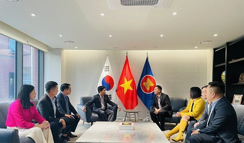 Giám đốc Sở Công thương tỉnh Đắk Lắk thảo luận cùng Phó Đại sứ Đại sứ quán Việt Nam tại Hàn Quốc Nguyễn Việt Anh Giám đốc Sở Công thương tỉnh Đắk Lắk thảo luận cùng Phó Đại sứ Đại sứ quán Việt Nam tại Hàn Quốc Nguyễn Việt Anh