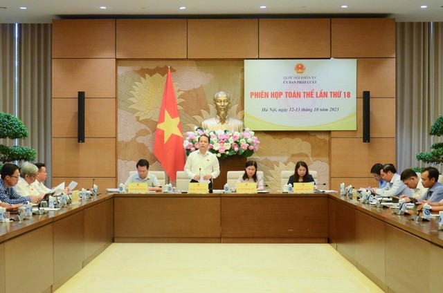 Luật Thủ đô (sửa đổi): Xây dựng, phát triển Thủ đô xứng tầm với vai trò trung tâm đầu não Luật Thủ đô (sửa đổi): Xây dựng, phát triển Thủ đô xứng tầm với vai trò trung tâm đầu não