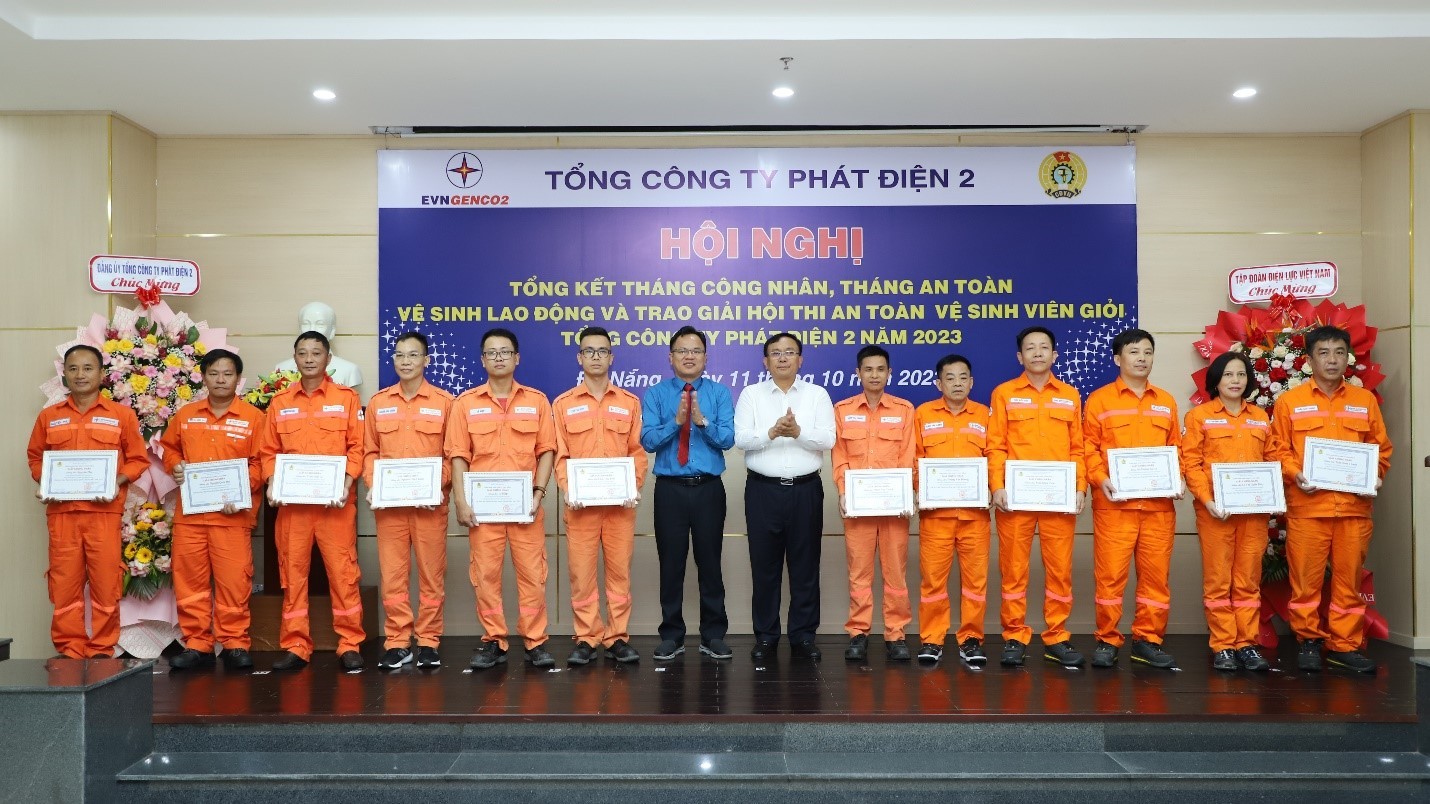 Ông Trần Phú Thái – Chủ tịch HĐQT EVNGENCO2 (áo trắng) và ông Bùi Văn Thắng – Chủ tịch Công đoàn EVNGENCO2 trao giấy chứng nhận “Người Lao động ngành Điện tiêu biểu năm 2023” cho các cá nhân Ông Trần Phú Thái – Chủ tịch HĐQT EVNGENCO2 (áo trắng) và ông Bùi Văn Thắng – Chủ tịch Công đoàn EVNGENCO2 trao giấy chứng nhận “Người Lao động ngành Điện tiêu biểu năm 2023” cho các cá nhân