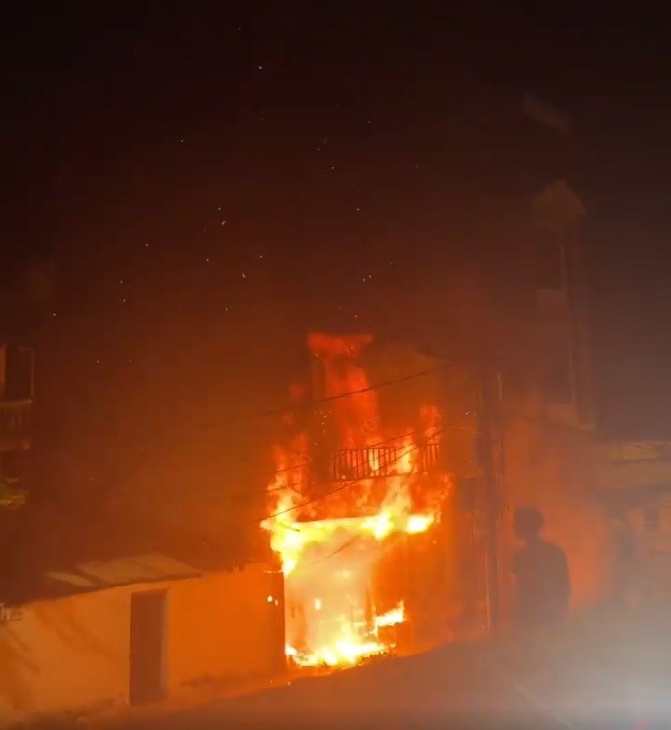 Hỏa hoạn dữ dội thiêu trụi căn nhà 4 tầng Hỏa hoạn dữ dội thiêu trụi căn nhà 4 tầng