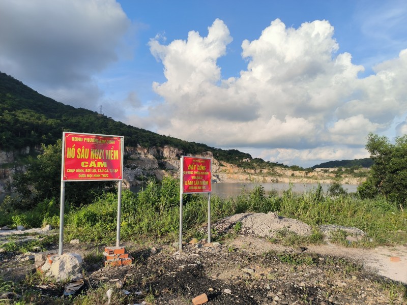 Chính quyền địa phương cắm biển cảnh báo nguy hiểm Chính quyền địa phương cắm biển cảnh báo nguy hiểm