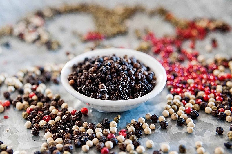 Giá hạt tiêu hôm nay 13/10/2023: Giá tiêu đen, trắng xuất khẩu giảm,