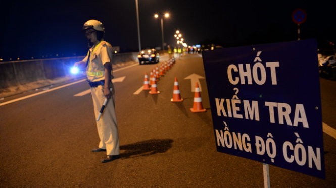 Lực lượng chức năng kiểm tra nồng độ cồn - Ảnh minh họa Lực lượng chức năng kiểm tra nồng độ cồn - Ảnh minh họa