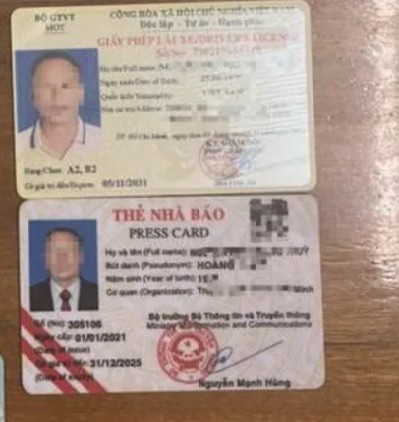 Giấy phép lái xe và thẻ nhà báo giả Thùy sử dụng để xin bỏ qua lỗi vi phạm tốc độ bị công an thu giữ Giấy phép lái xe và thẻ nhà báo giả Thùy sử dụng để xin bỏ qua lỗi vi phạm tốc độ bị công an thu giữ