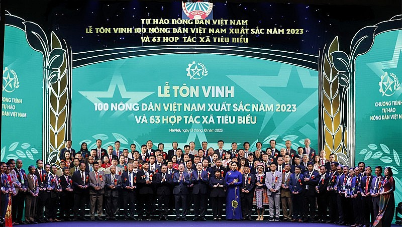 Lãnh đạo Đảng, Nhà nước chụp những bức ảnh lưu niệm với 100 nông dân Việt Nam xuất sắc năm 2023. Lãnh đạo Đảng, Nhà nước chụp những bức ảnh lưu niệm với 100 nông dân Việt Nam xuất sắc năm 2023.
