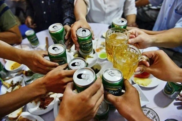 Vợ cấm chồng đi nhậu, cô lập chông với bạn bè sẽ bị phạt