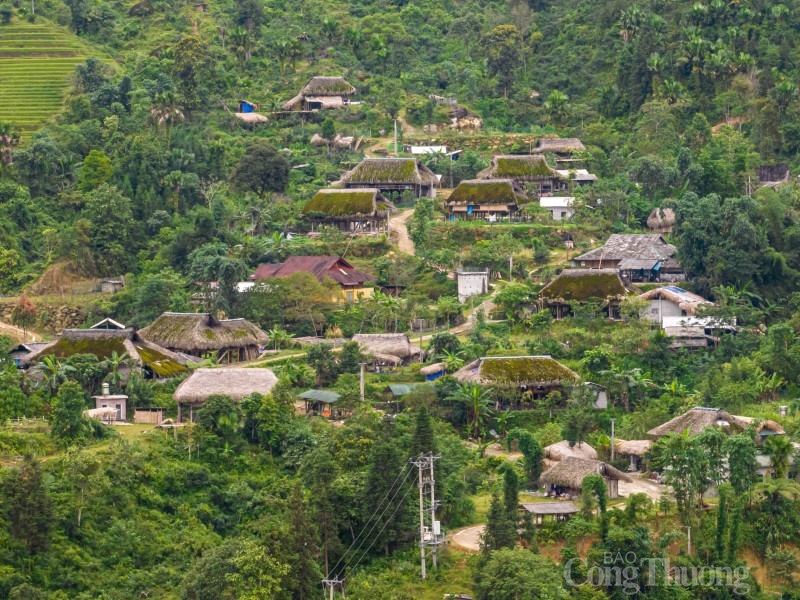 Đứng giữa những làn mây lơ lửng, bản người Dao hiện ra thật độc đáo. Đứng giữa những làn mây lơ lửng, bản người Dao hiện ra thật độc đáo.