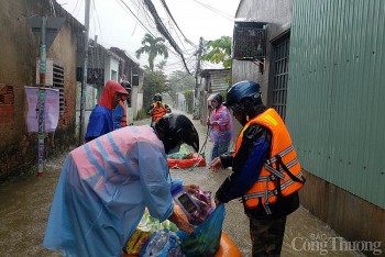 Đà Nẵng: Sơ tán và hỗ trợ thực phẩm cho hàng nghìn người tại “rốn lũ” đường Mẹ Suốt