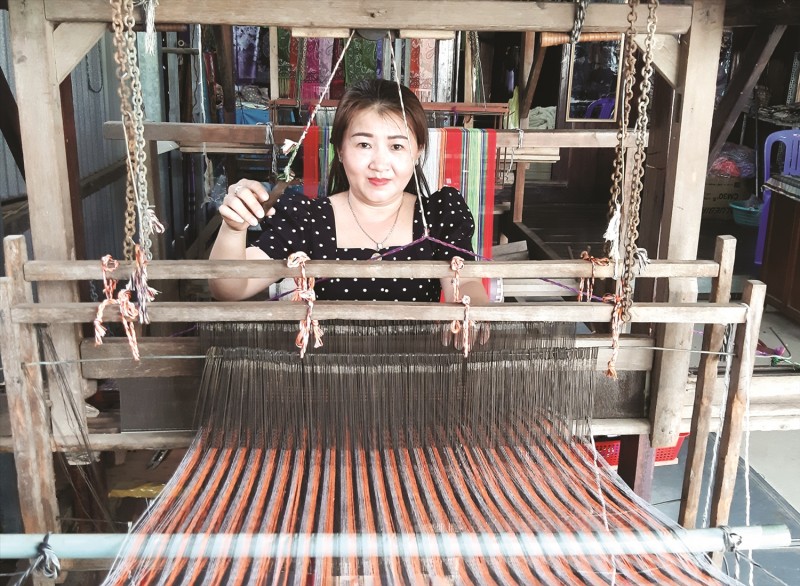 Nghề dệt thổ cẩm Chăm truyền thống gìn giữ và kế thừa những nét đẹp tinh hoa của dân tộc (Ảnh: Phương Nghi) Nghề dệt thổ cẩm Chăm truyền thống gìn giữ và kế thừa những nét đẹp tinh hoa của dân tộc (Ảnh: Phương Nghi)