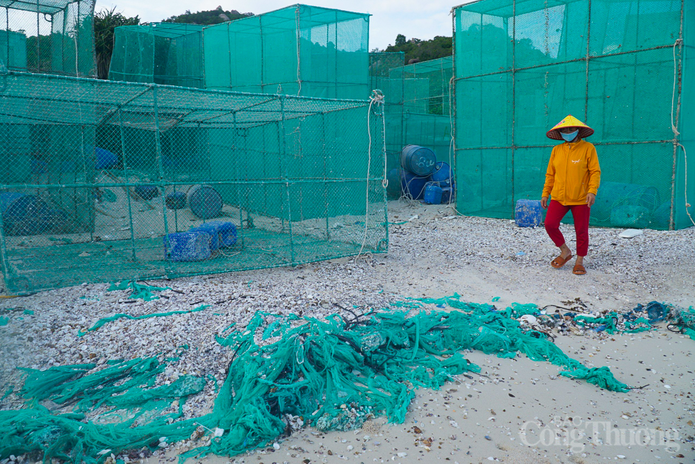 Rác thải 'tấn công' bờ biển Cam Ranh
