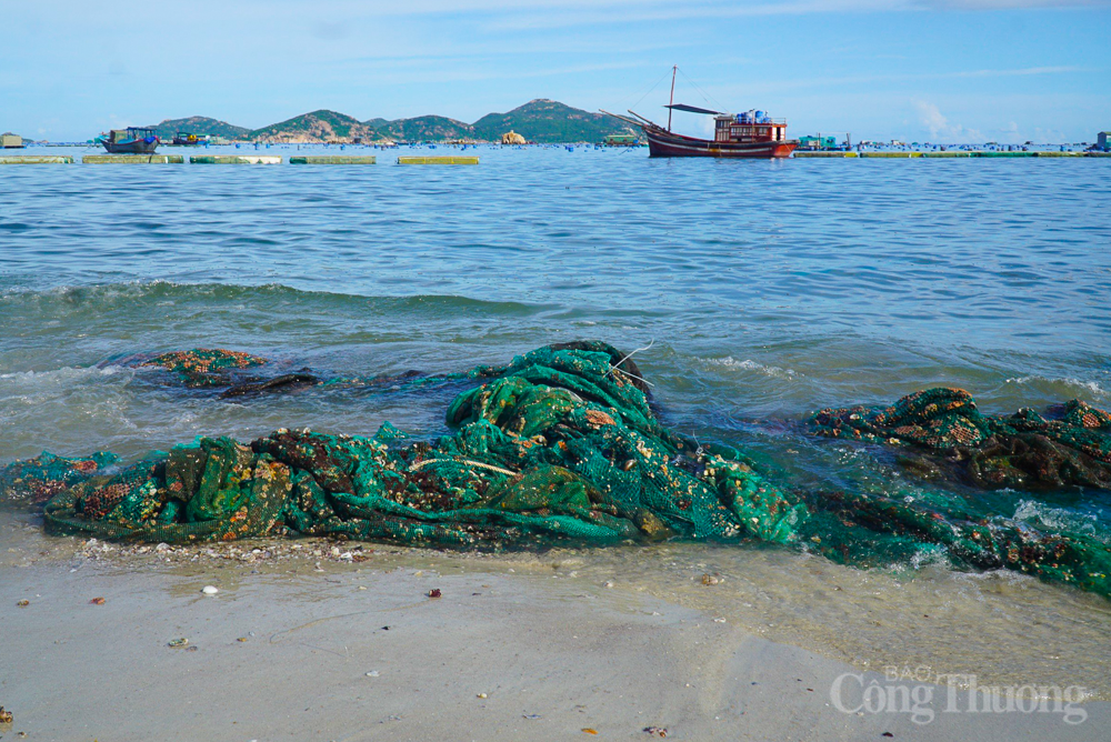 Rác thải 'tấn công' bờ biển Cam Ranh