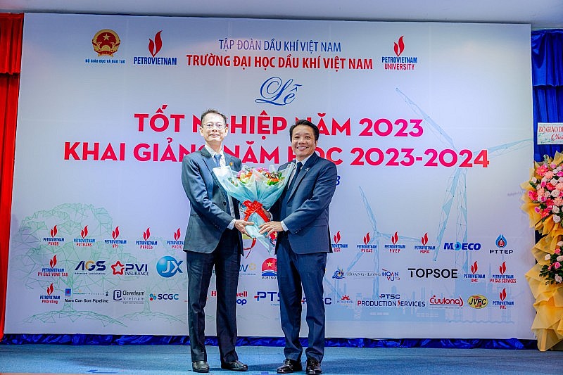 Năm thứ 7 liên tiếp VPCFC trao học bổng Hạt Ngọc Mùa Vàng cho sinh viên Đại học Dầu khí Việt Nam Năm thứ 7 liên tiếp VPCFC trao học bổng Hạt Ngọc Mùa Vàng cho sinh viên Đại học Dầu khí Việt Nam