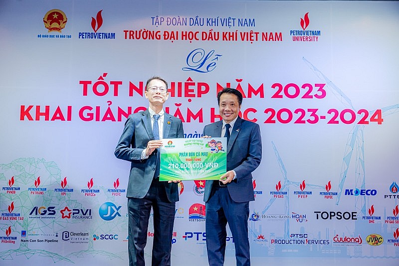 Năm thứ 7 liên tiếp VPCFC trao học bổng Hạt Ngọc Mùa Vàng cho sinh viên Đại học Dầu khí Việt Nam Năm thứ 7 liên tiếp VPCFC trao học bổng Hạt Ngọc Mùa Vàng cho sinh viên Đại học Dầu khí Việt Nam