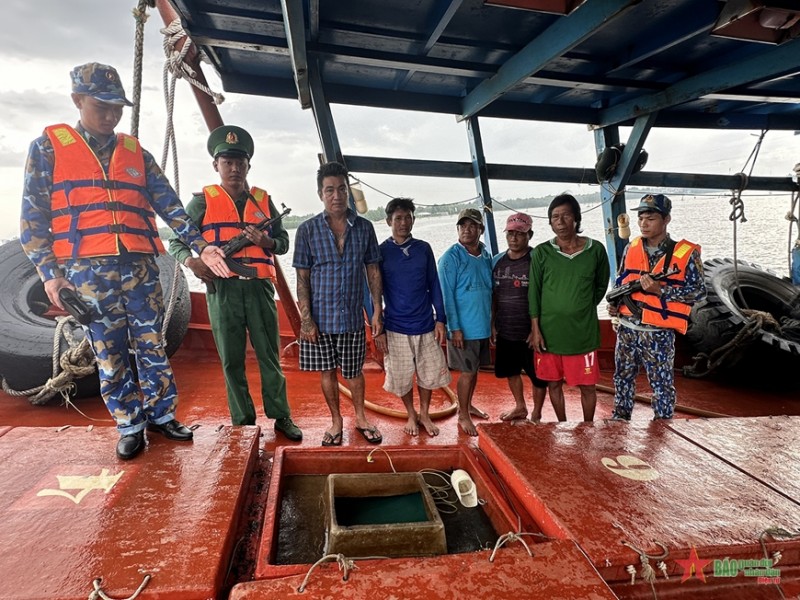 Hải đoàn 28 thu giữ 28.000 lít dầu vận chuyển trái phép trên biển Hải đoàn 28 thu giữ 28.000 lít dầu vận chuyển trái phép trên biển