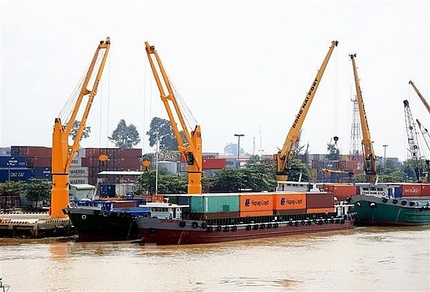 Bốc xếp hàng hóa lên tàu chở container trên Cảng Đồng Nai. (Ảnh: Hồng Đạt/TTXVN)