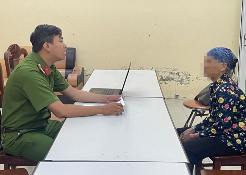 Cán bộ Công an huyện Gia Lộc tuyên truyền, giải thích cho bà L hiểu thủ đoạn lừa đảo của kẻ gian. Ảnh: CACC Cán bộ Công an huyện Gia Lộc tuyên truyền, giải thích cho bà L hiểu thủ đoạn lừa đảo của kẻ gian. Ảnh: CACC