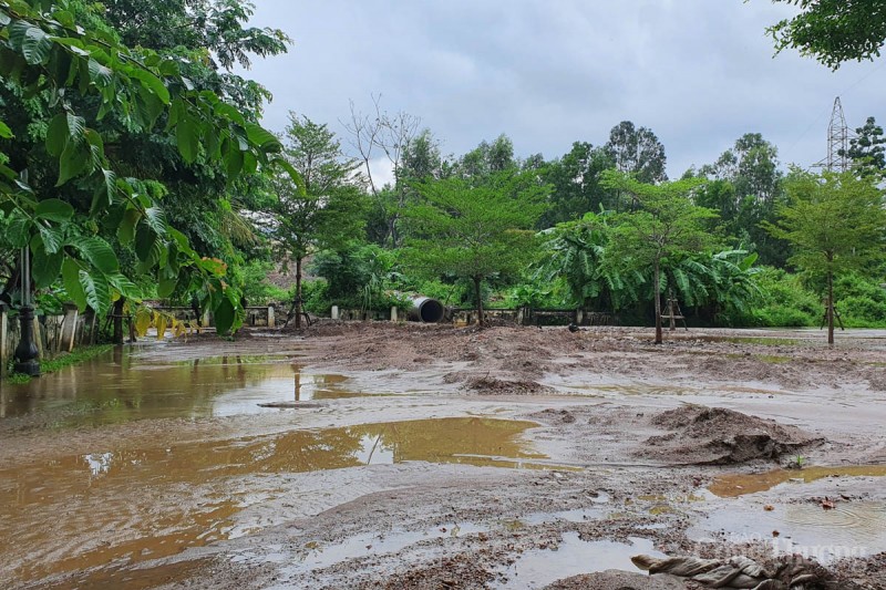 Đà Nẵng: Bùn, đất đá trên cụm công nghiệp Cẩm Lệ lại “tấn công” nhà dân