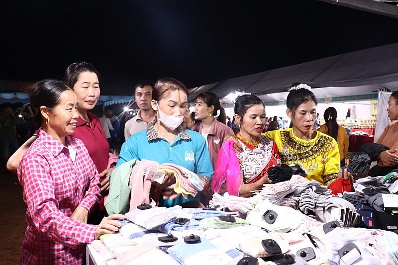 Văn Quân (Trung tâm Văn hóa - Thể thao và Truyền thông Phú Bình) Văn Quân (Trung tâm Văn hóa - Thể thao và Truyền thông Phú Bình)