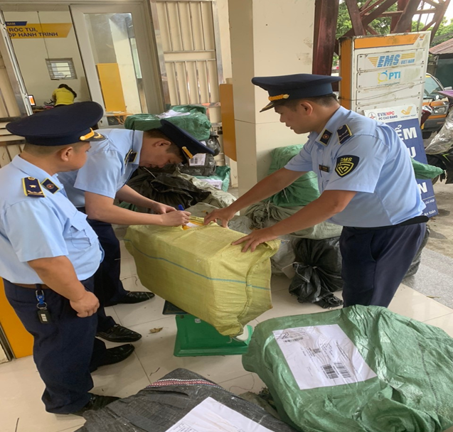 Bản tin Chống buôn lậu 15/10: Phát hiện trên 4.000 sản phẩm có dấu hiệu là hàng hóa nhập lậu; Bắt giữ trên 16 nghìn quả trứng nhập lậu và 19 ngàn con gà giống không rõ nguồn gốc Bản tin Chống buôn lậu 15/10: Phát hiện trên 4.000 sản phẩm có dấu hiệu là hàng hóa nhập lậu; Bắt giữ trên 16 nghìn quả trứng nhập lậu và 19 ngàn con gà giống không rõ nguồn gốc