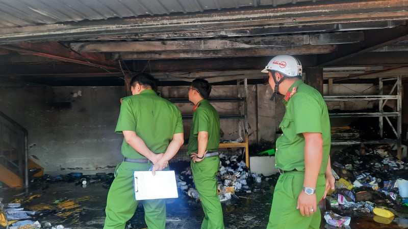 Nhiều hàng hóa bên trong cửa hàng bị thiêu rụi - Ảnh: TN