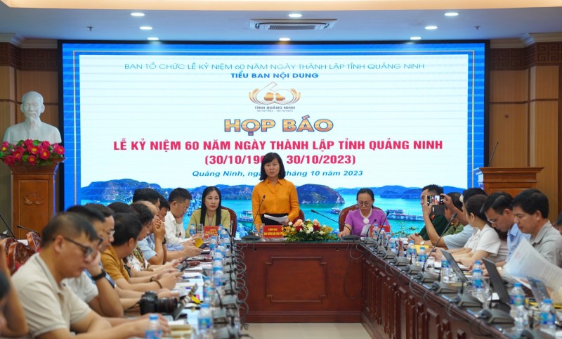 Bắn pháo hoa tầm cao trong Lễ kỷ niệm 60 năm Ngày thành lập tỉnh Quảng Ninh