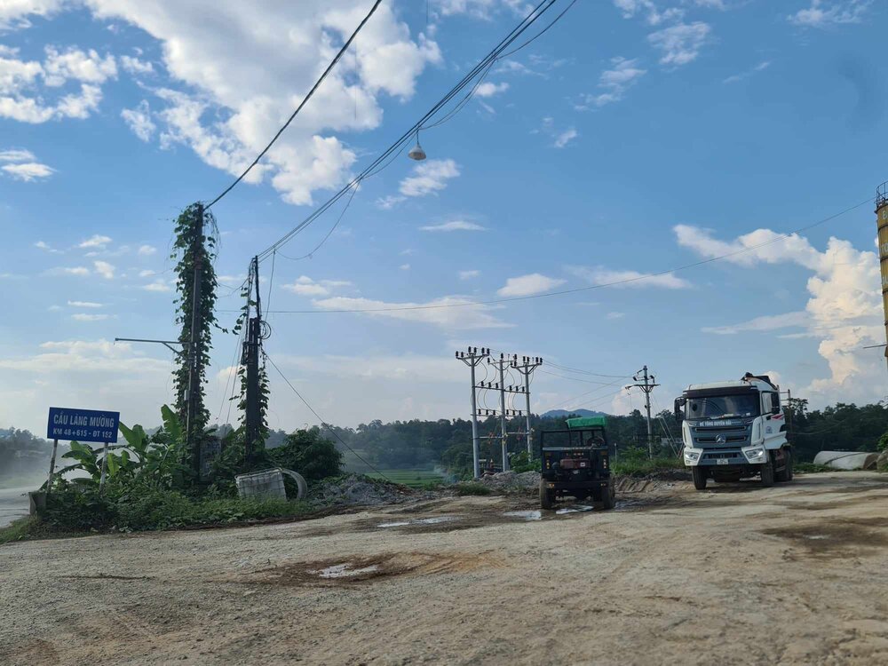 Khu vực trạm trộn và đường giao thông cát bụi bay gây ô nhiễm môi trường. Ảnh: Tiến Nguyễn