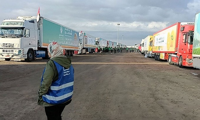 Xe tải chở hàng viện trợ cho người Palestine xếp hàng bên ngoài cửa khẩu Rafah giữa Ai Cập và Dải Gaza ngày 17/10. Ảnh: Reuters Xe tải chở hàng viện trợ cho người Palestine xếp hàng bên ngoài cửa khẩu Rafah giữa Ai Cập và Dải Gaza ngày 17/10. Ảnh: Reuters