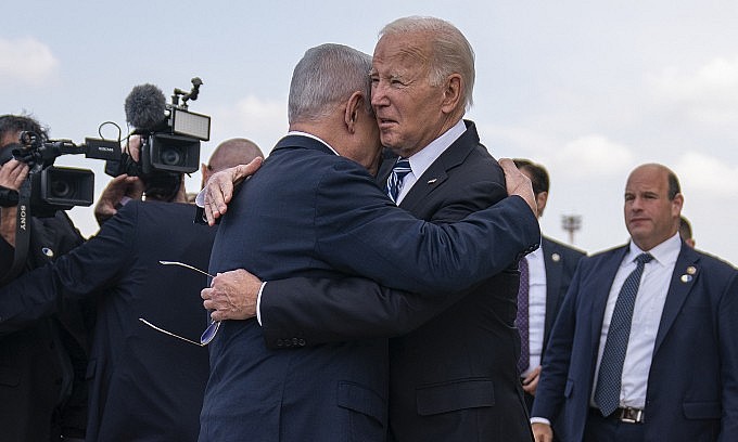 Tổng thống Mỹ Joe Biden (bên phải) ôm Thủ tướng Israel Benjamin Netanyahu trên đường băng sân bay Ben Gurion ở Tel Aviv ngày 18/10. Ảnh: AFP Tổng thống Mỹ Joe Biden (bên phải) ôm Thủ tướng Israel Benjamin Netanyahu trên đường băng sân bay Ben Gurion ở Tel Aviv ngày 18/10. Ảnh: AFP