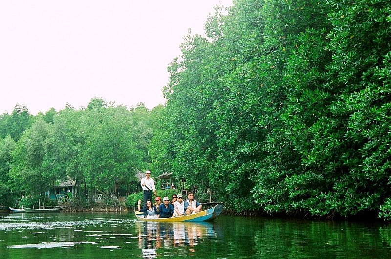 Du khách tham quan tại Cần Giờ Du khách tham quan tại Cần Giờ