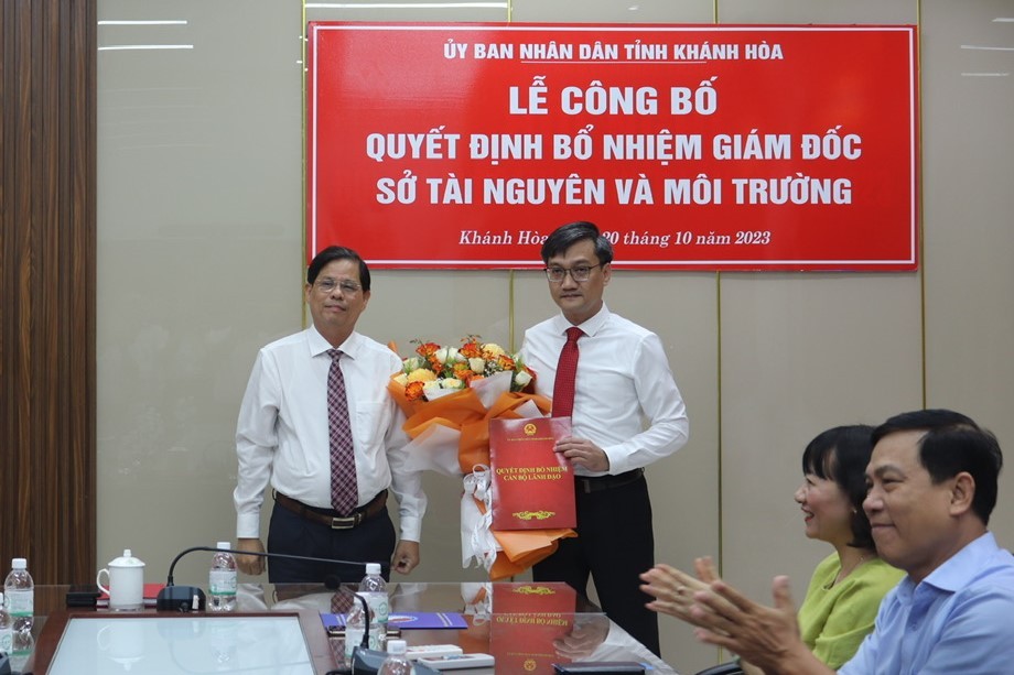 Ông Nguyễn Tấn Tuân - Chủ tịch UBND tỉnh Khánh Hòa trao quyết định bổ nhiệm cán bộ cho ông Vũ Chí Hiếu. Ông Nguyễn Tấn Tuân - Chủ tịch UBND tỉnh Khánh Hòa trao quyết định bổ nhiệm cán bộ cho ông Vũ Chí Hiếu.